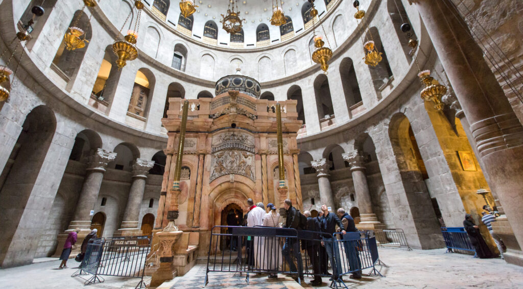 Blick in die restaurierte Grabeskirche in Jerusalem am 21. März 2017. Gläubige stehen vor der Grabkapelle.