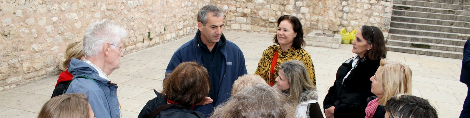 באנר זאב עם תיירים