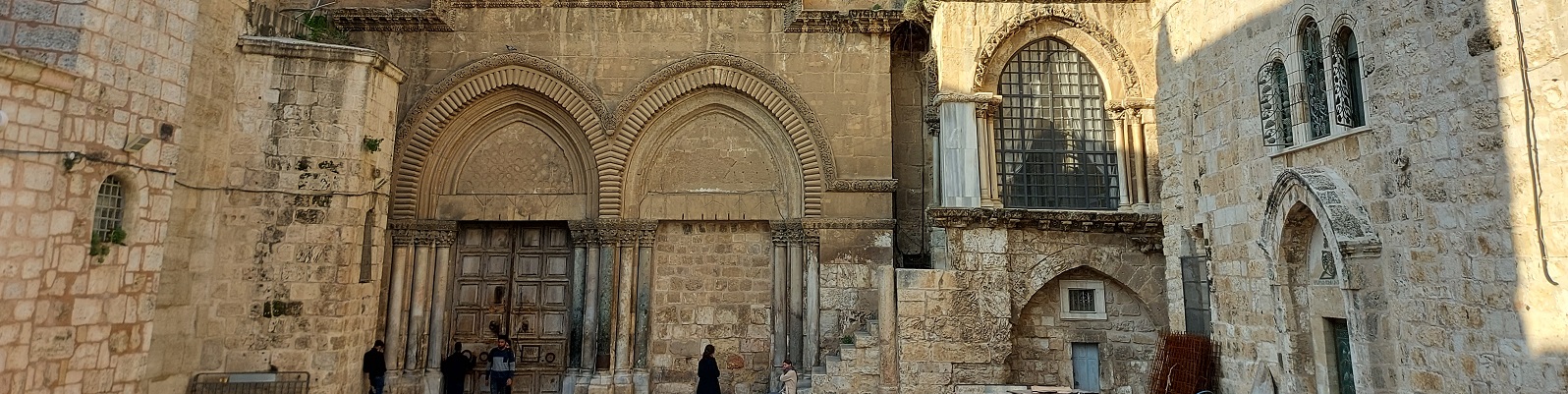 באנר כניסה לכנסיית הקבר בירושלים