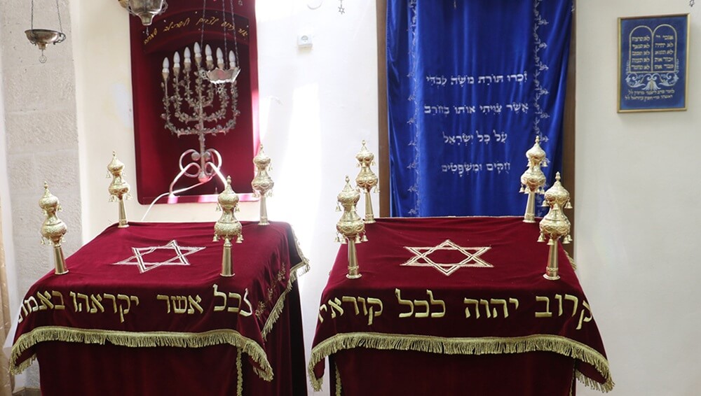 דוכן תורה בית כנסת קראי ירושלים באדיבות ויקיפדיה