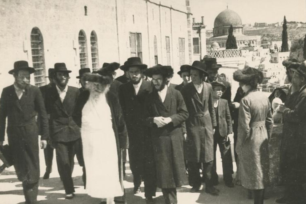 עדת חסידים לאחר הביקור בכותל בשנות המנדט