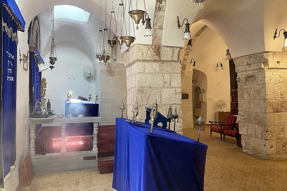 פנים בית הכנסת הקראי ירושלים באדיבות ויקיפדיה