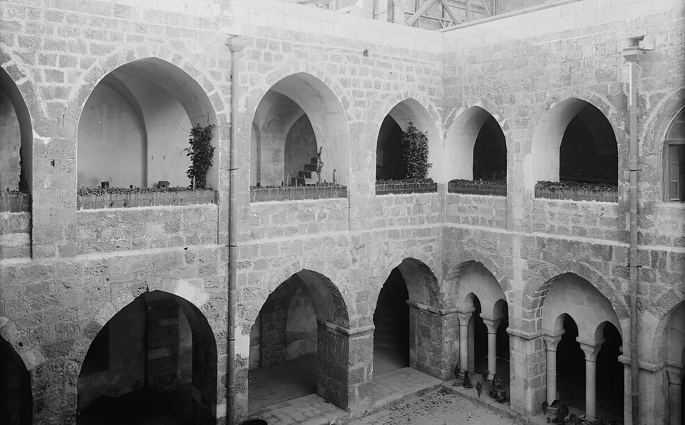 תמונה היסטורית של הקלויסטר בחצר ההוספיטלרים