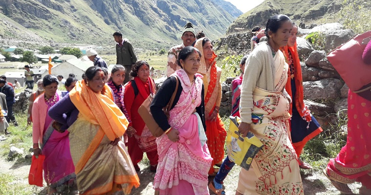 עולי רגל הודים טיבטים בהימאליה הודו